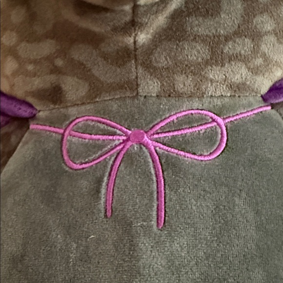 Squishmallows Hug Mees Xiomara Vampire Cat Plush Gray Purple Cape Halloween 16” - Picture 4 of 8